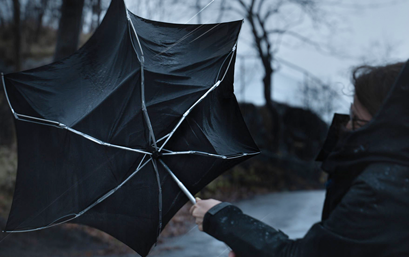 Обережно, можливі стрімкі пориви вітру!